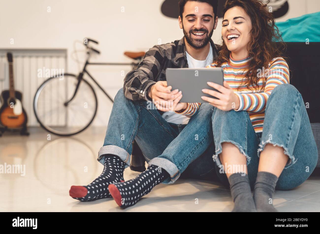 Glückliches Paar mit Tablet zu Hause - Junge soziale Menschen Spaß mit neuen Trends Technologie-Geräte Stockfoto