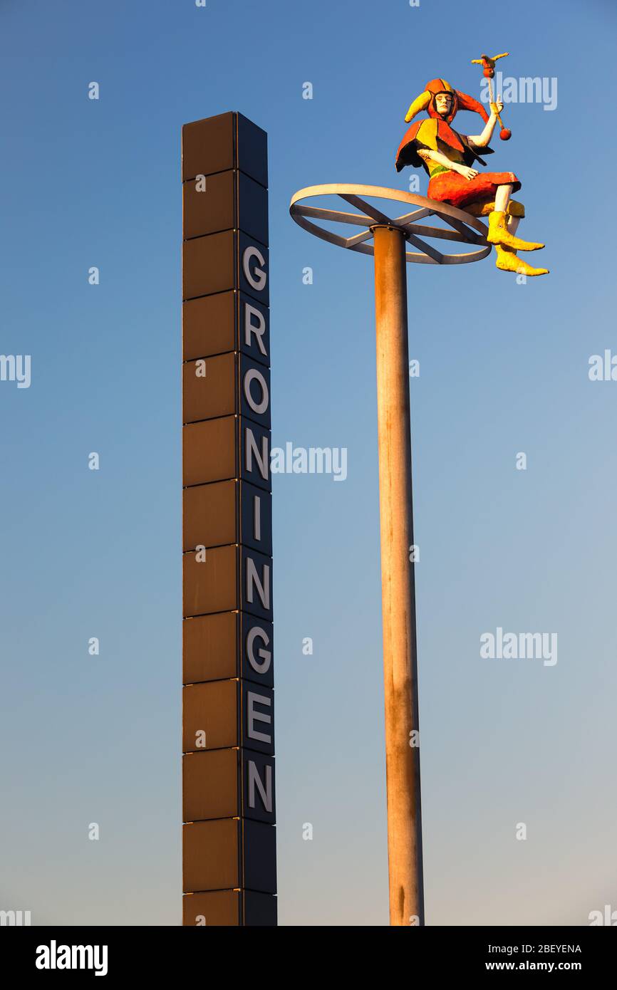 Drei Türme ragen hoch über die Wiese: Ein "Kap-Turm", ein "Namensturm" mit dem Wort "Groningen" und "die Säule des Joker" darauf. Gemäß Stockfoto
