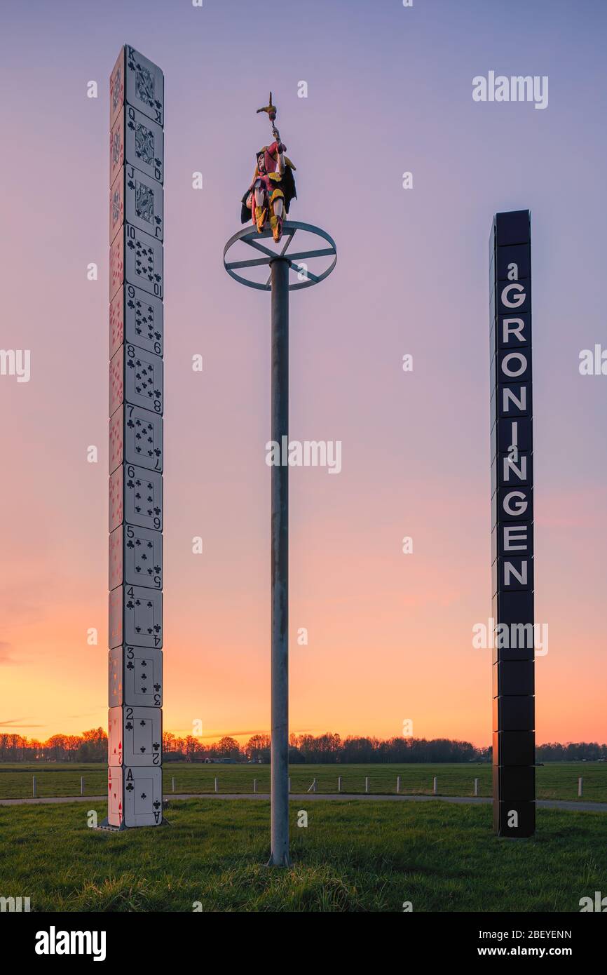 Drei Türme ragen hoch über die Wiese: Ein "Kap-Turm", ein "Namensturm" mit dem Wort "Groningen" und "die Säule des Joker" darauf. Gemäß Stockfoto