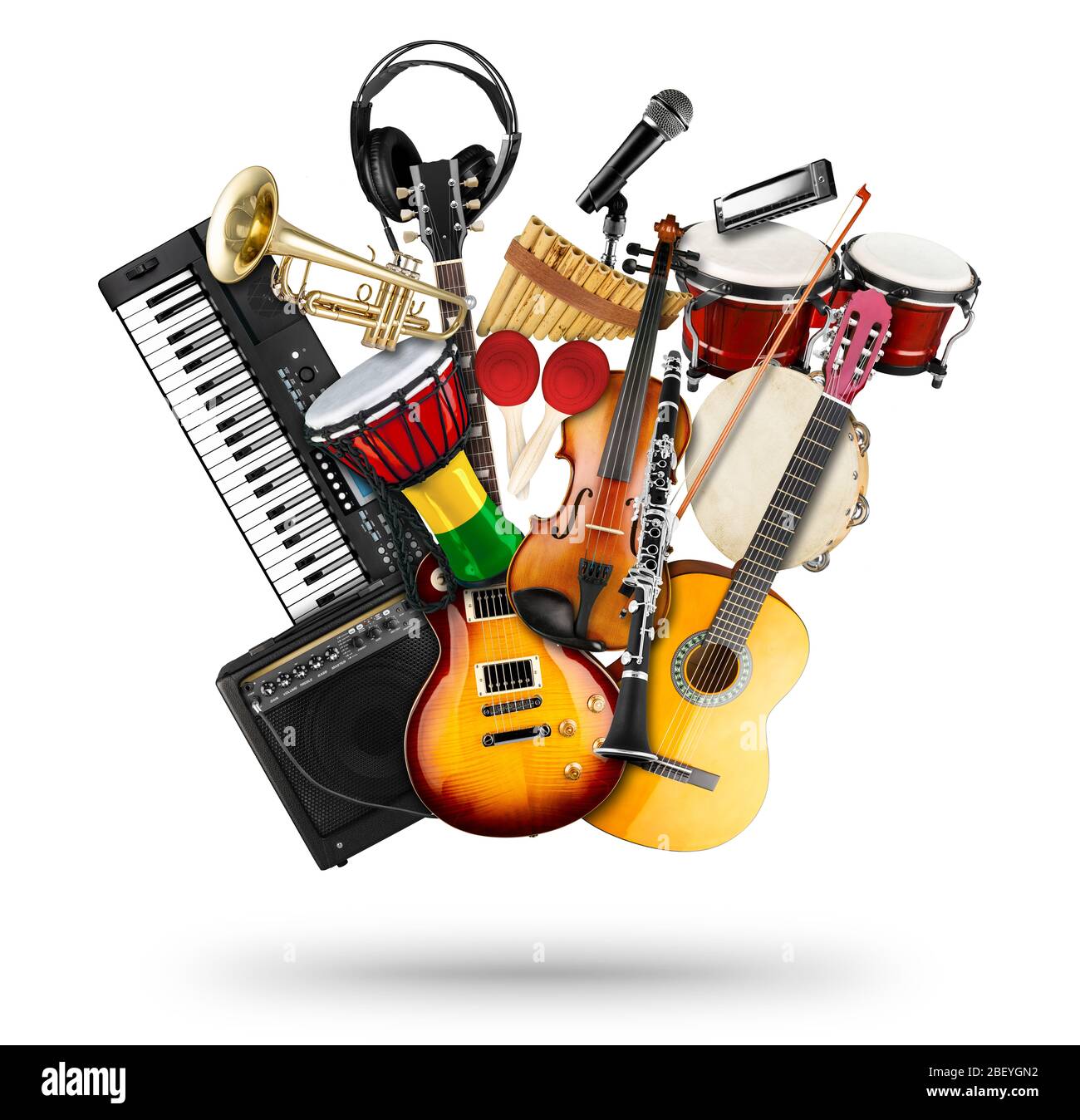 Stapel Stapel Collage verschiedener Musikinstrumente. E-Gitarre Violine Klavier Keyboard Bongo Schlagzeug tamburin Mundharmonika Trompete. Schlagschraubbolzen aus Messing Stockfoto