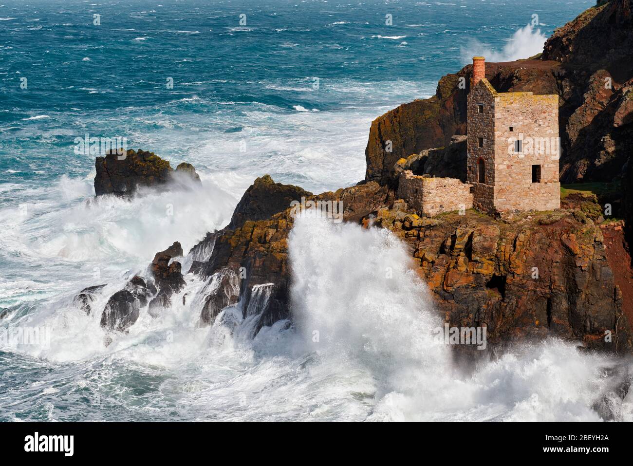 Sturm Gareth erzeugt riesige Wellen und bombardiert die Cornish Küste bei Botallack Stockfoto
