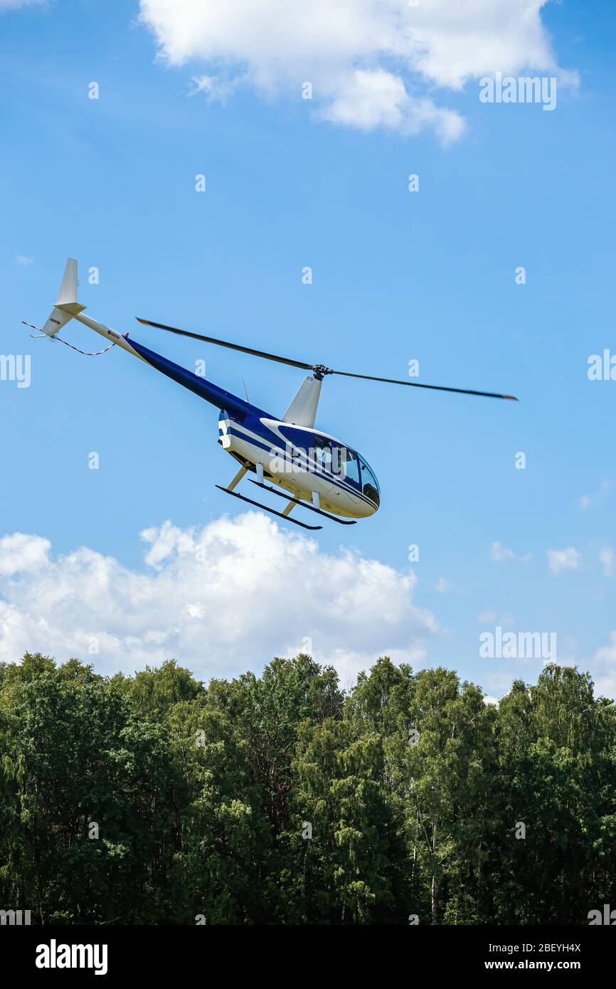 Passagierhubschrauber fliegt bei einer Flugshow Stockfoto