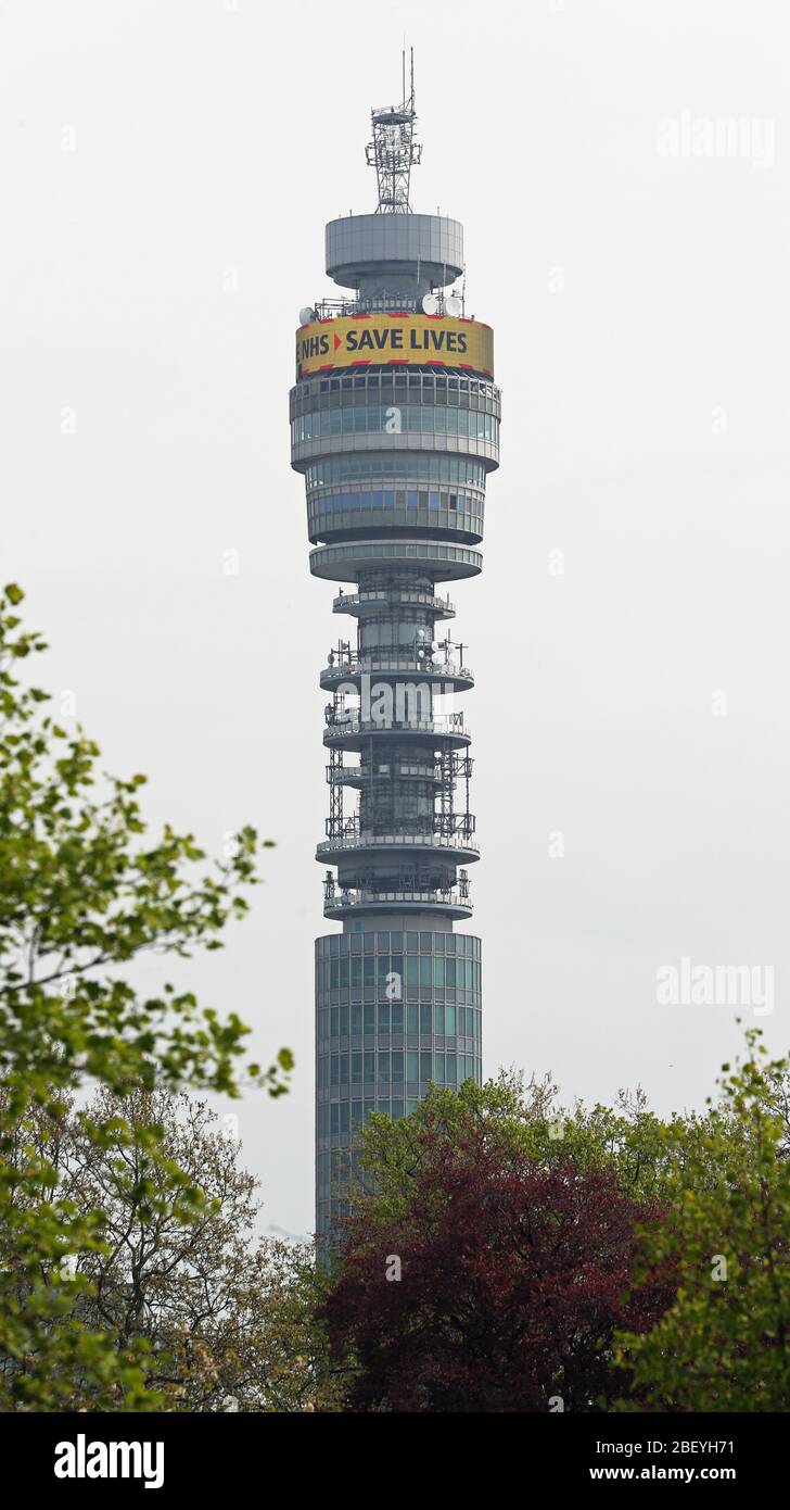 Die Botschaft der Regierung: "Bleibe heim, beschütze den NHS, rette Leben" wird in Lichtern auf dem rotierenden Display nahe dem BT Tower im Londoner Fitzrovia-Viertel gezeigt, während Großbritannien weiterhin in der Blockierung gegen die Coronavirus-Pandemie kämpft. Stockfoto