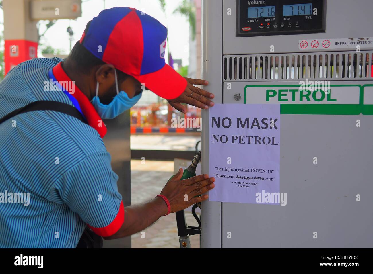 Tripura, Indiens nordöstlicher Staat Tripura. April 2020. Eine Tafel mit der Aufschrift "KEINE MASKE KEIN BENZIN" wird an einer Tankstelle während einer landesweiten Sperrung als vorbeugende Maßnahme gegen die COVID-19 in Agartala, der Hauptstadt des nordöstlichen indischen Bundesstaates Tripura, am 16. April 2020, gesehen. Indiens Bundesgesundheitsministerium sagte am Donnerstagmorgen, dass die Zahl der Todesopfer aufgrund von COVID-19 in Indien auf 414 gestiegen sei und die Gesamtzahl der bestätigten Fälle im Land 12,380 erreicht habe. Kredit: Str/Xinhua/Alamy Live News Stockfoto