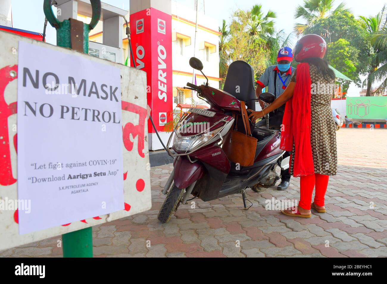 Tripura, Indiens nordöstlicher Staat Tripura. April 2020. Eine Tafel mit der Aufschrift "KEINE MASKE KEIN BENZIN" wird an einer Tankstelle während einer landesweiten Sperrung als vorbeugende Maßnahme gegen die COVID-19 in Agartala, der Hauptstadt des nordöstlichen indischen Bundesstaates Tripura, am 16. April 2020, gesehen. Indiens Bundesgesundheitsministerium sagte am Donnerstagmorgen, dass die Zahl der Todesopfer aufgrund von COVID-19 in Indien auf 414 gestiegen sei und die Gesamtzahl der bestätigten Fälle im Land 12,380 erreicht habe. Kredit: Str/Xinhua/Alamy Live News Stockfoto