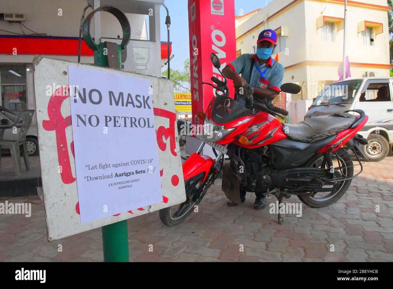 Tripura, Indiens nordöstlicher Staat Tripura. April 2020. Eine Tafel mit der Aufschrift "KEINE MASKE KEIN BENZIN" wird an einer Tankstelle während einer landesweiten Sperrung als vorbeugende Maßnahme gegen die COVID-19 in Agartala, der Hauptstadt des nordöstlichen indischen Bundesstaates Tripura, am 16. April 2020, gesehen. Indiens Bundesgesundheitsministerium sagte am Donnerstagmorgen, dass die Zahl der Todesopfer aufgrund von COVID-19 in Indien auf 414 gestiegen sei und die Gesamtzahl der bestätigten Fälle im Land 12,380 erreicht habe. Kredit: Str/Xinhua/Alamy Live News Stockfoto