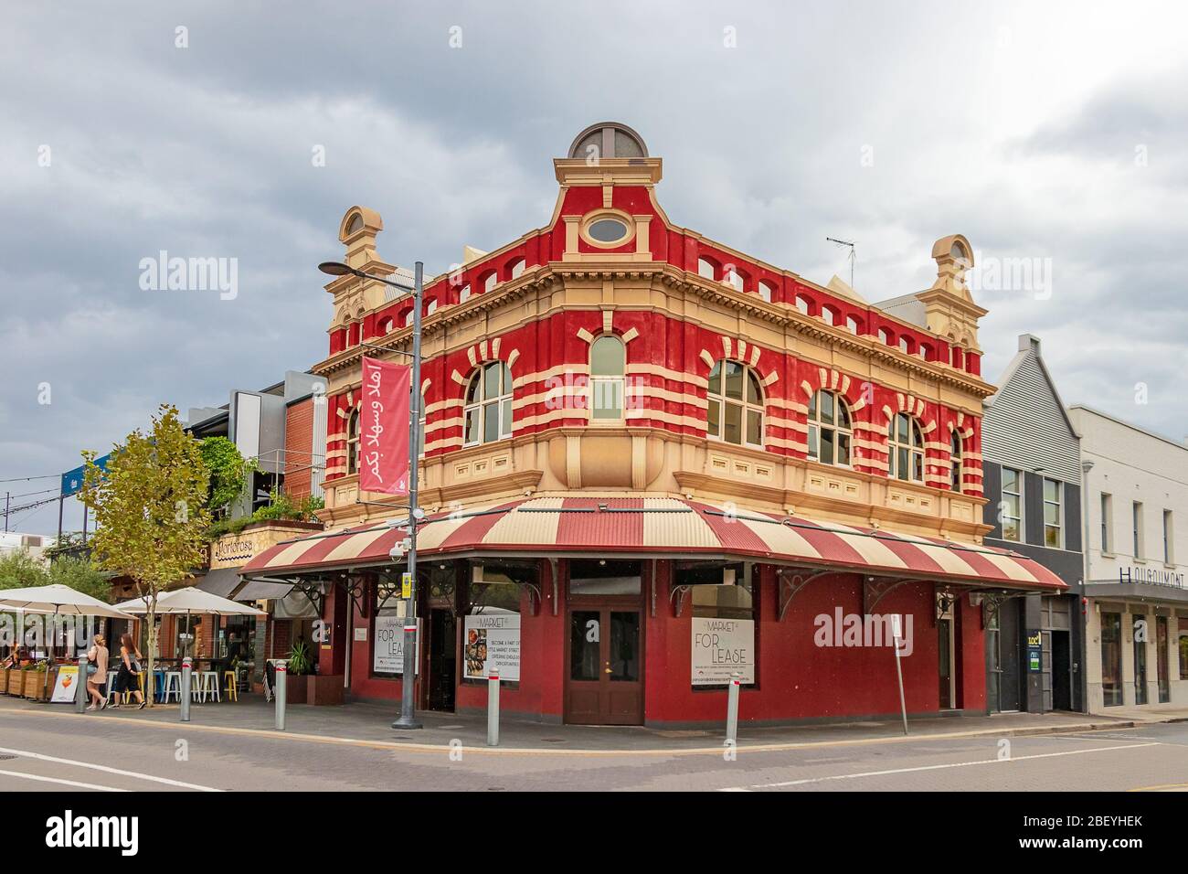 Altes Rot ein orangefarbenes Gebäude an der Market Street im Stadtzentrum von Fremantle, Australien. Stockfoto