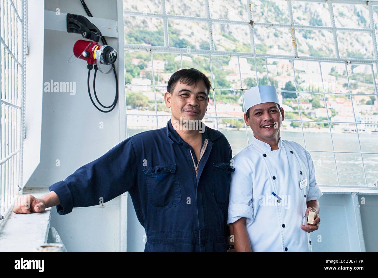Lächelnd filippino cew von einem Kreuzfahrtschiff, philippinische Crew, Schiffe Crew, Handelsmarine, passagierschiff Crew, Kreuzfahrtschiff job, pradeep Subramanian Stockfoto