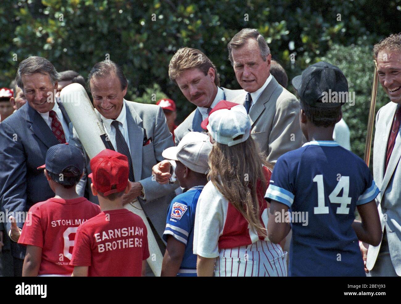 Präsident Bush feiert den 50. Jahrestag der Little League Baseball auf dem Südrasen des Weißen Hauses mit Baseball greats Brooks Robinson, Stan Musial, Mike Schmidt und Gary Carter. 7. Juli 89 Stockfoto