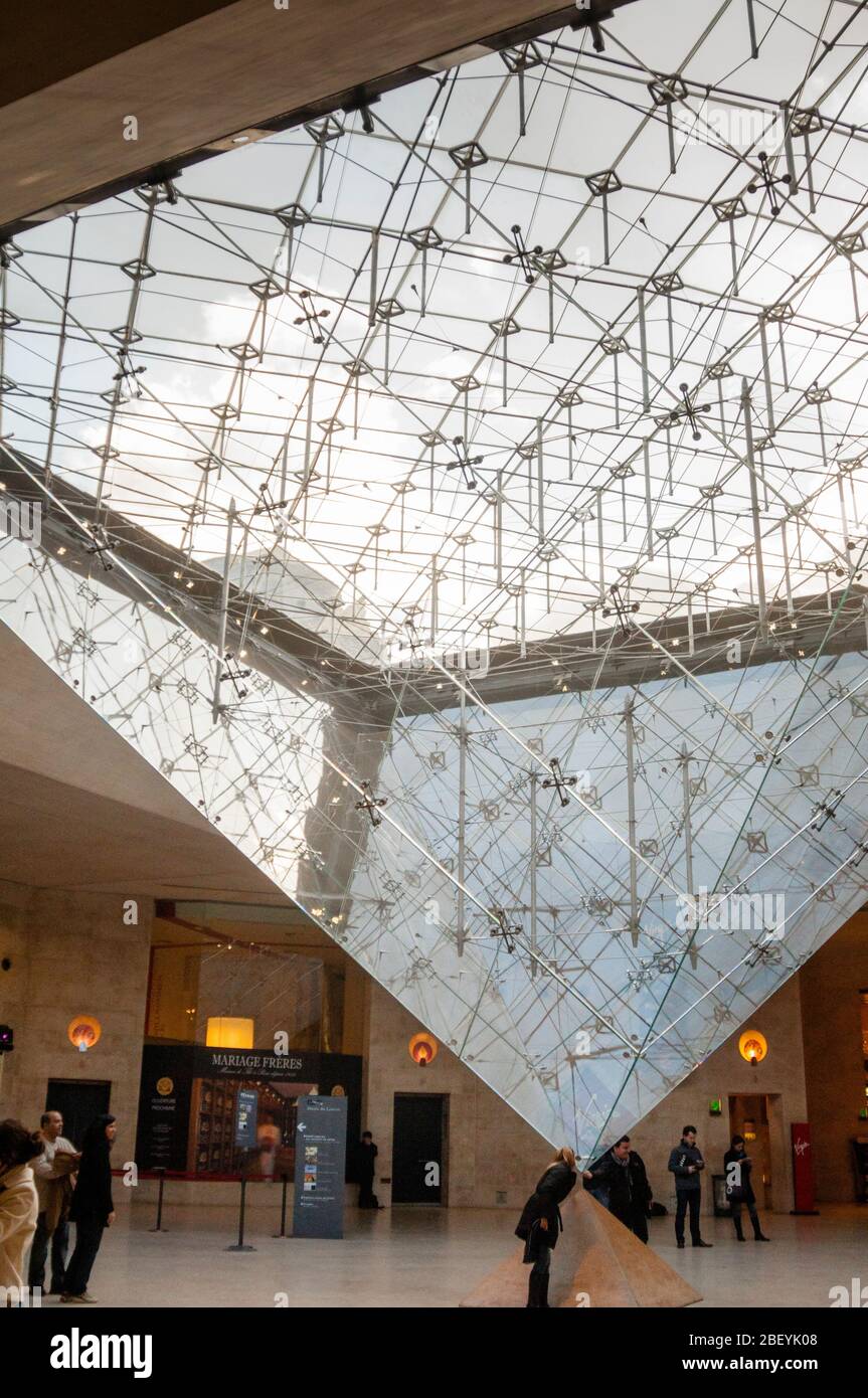 Invertierte Pyramide von I.M. Pei im Louvre in Paris, Frankreich. Stockfoto