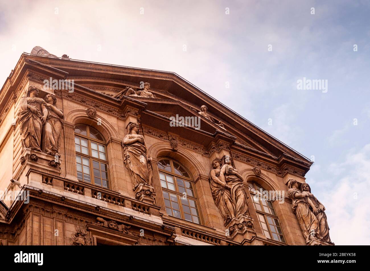 Caryatid-Skulpturen am Pavillion de lHorloge, Louvre Museum, Paris, Frankreich. Stockfoto