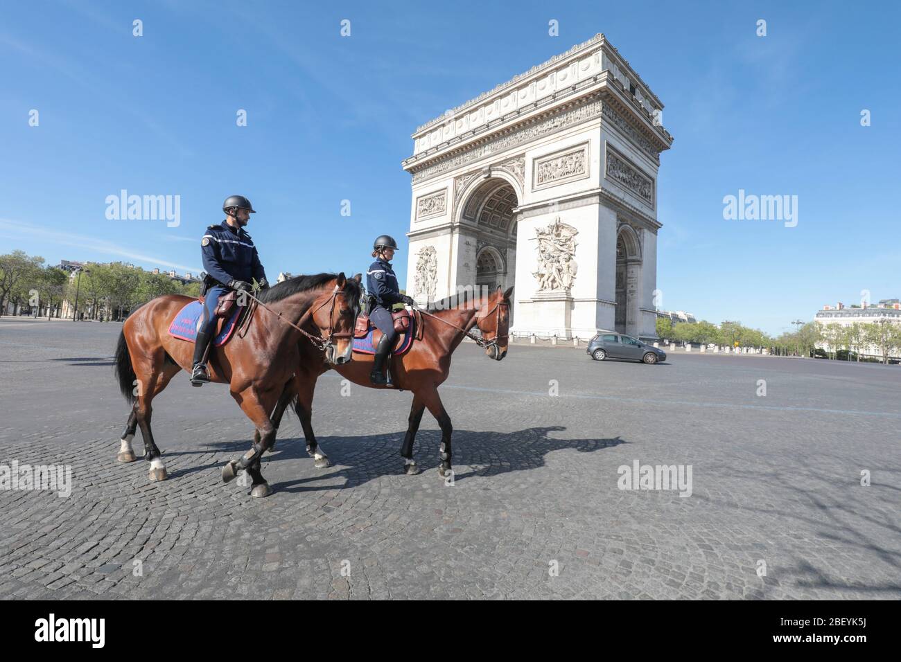 CONFINEMENT :Mounted Police PARIS Stockfoto