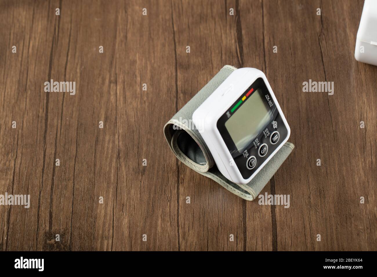 Technisches Gerät mit medizinischen Anweisungen auf einem Holztisch, Draufsicht Stockfoto