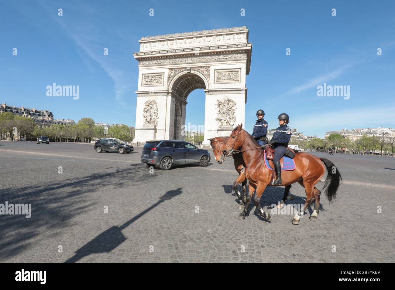 CONFINEMENT :Mounted Police PARIS Stockfoto