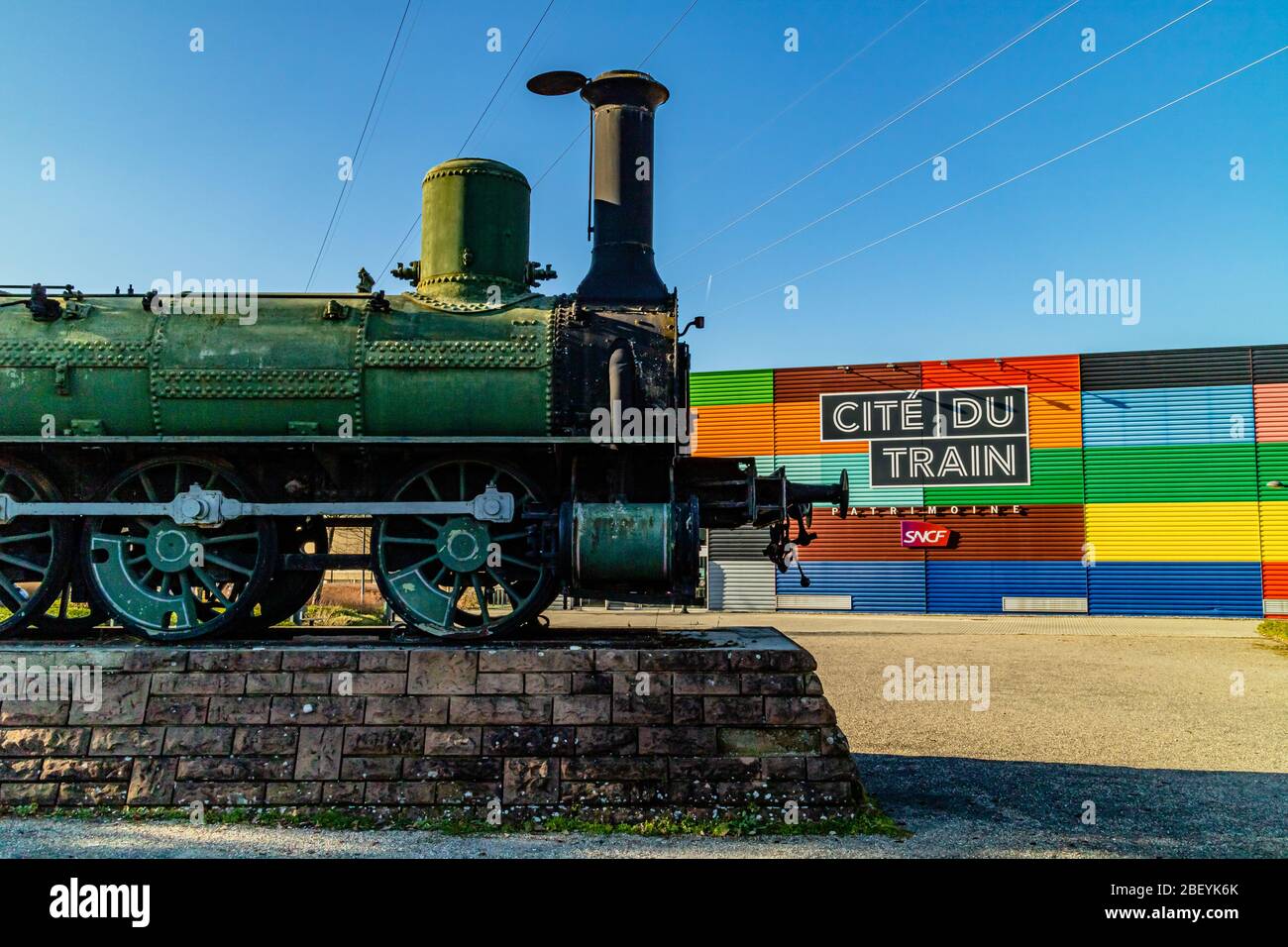 Eine Dampfmaschine vor dem Eingang zur Cité du Train, dem größten Eisenbahnmuseum Europas. Mulhouse, Elsass, Frankreich. Februar 2020. Stockfoto