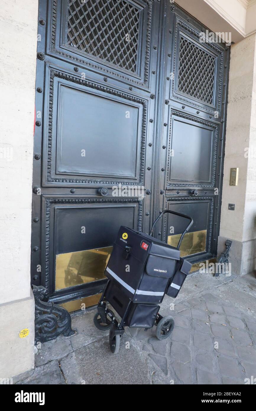 CORONAVIRUS LEERE KOMMERZIELLE ARKADEN RUE DE RIVOLI, PARIS Stockfoto