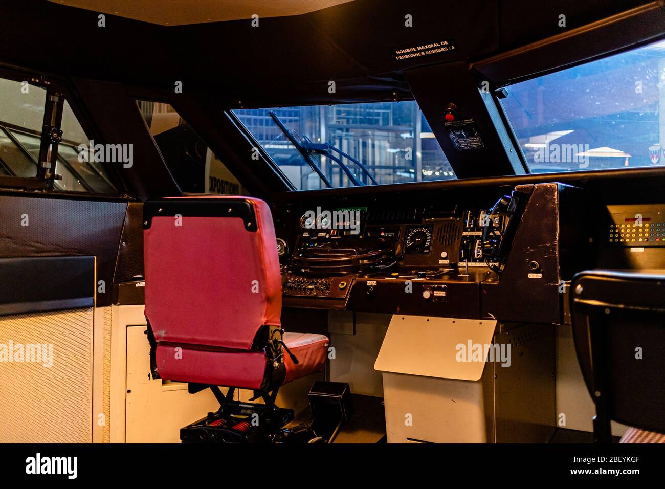Im Inneren der Kabine eines TGV Sud-Est, eines Hochgeschwindigkeitszugs der SNCF, der jetzt im Eisenbahnmuseum Cité du Train in Mulhouse, Frankreich, ausgestellt ist. Februar 2020. Stockfoto