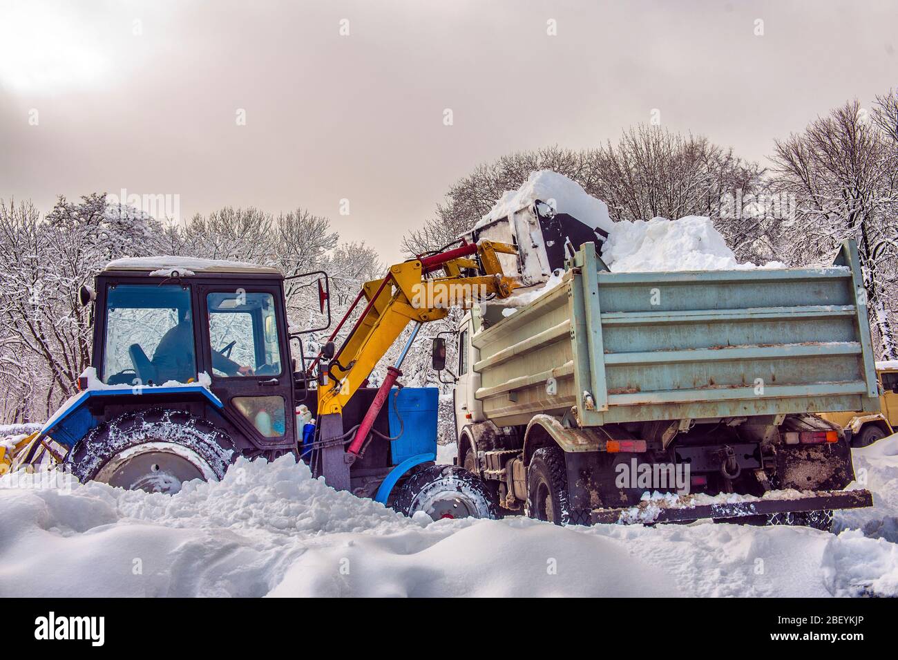 Schneereinigungsmaschine für den Traktor zum Entschneien von Schnee auf  einem Müllwagen. Schneepflug im Freien Reinigung Straße Stadt nach  Schneesturm oder Schneefall Stockfotografie - Alamy
