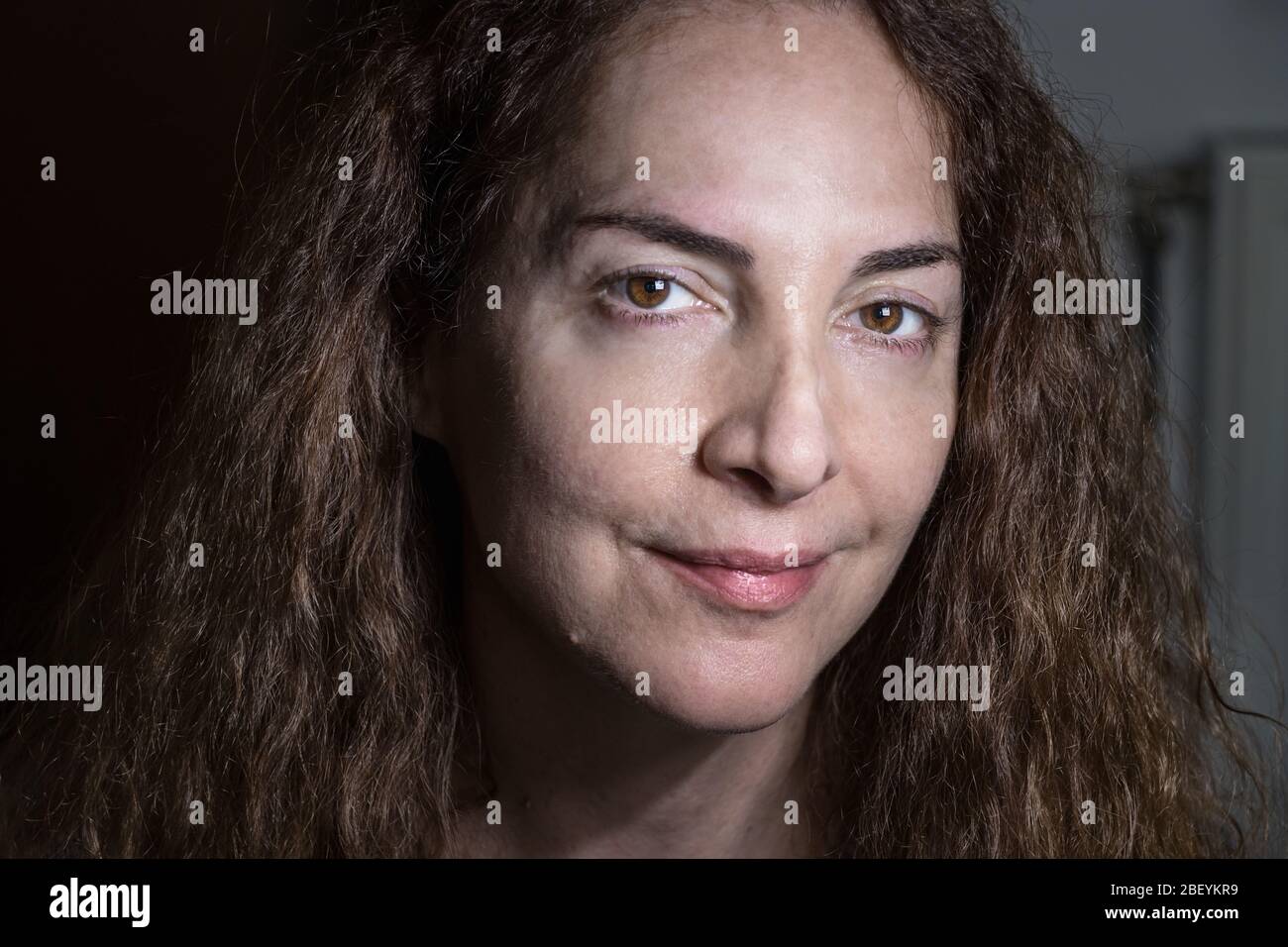 Porträt einer reifen Frau über 45 Jahre alt ohne Make-up-aussehende Kamera mit selbstbewusster Ausdruck Stockfoto