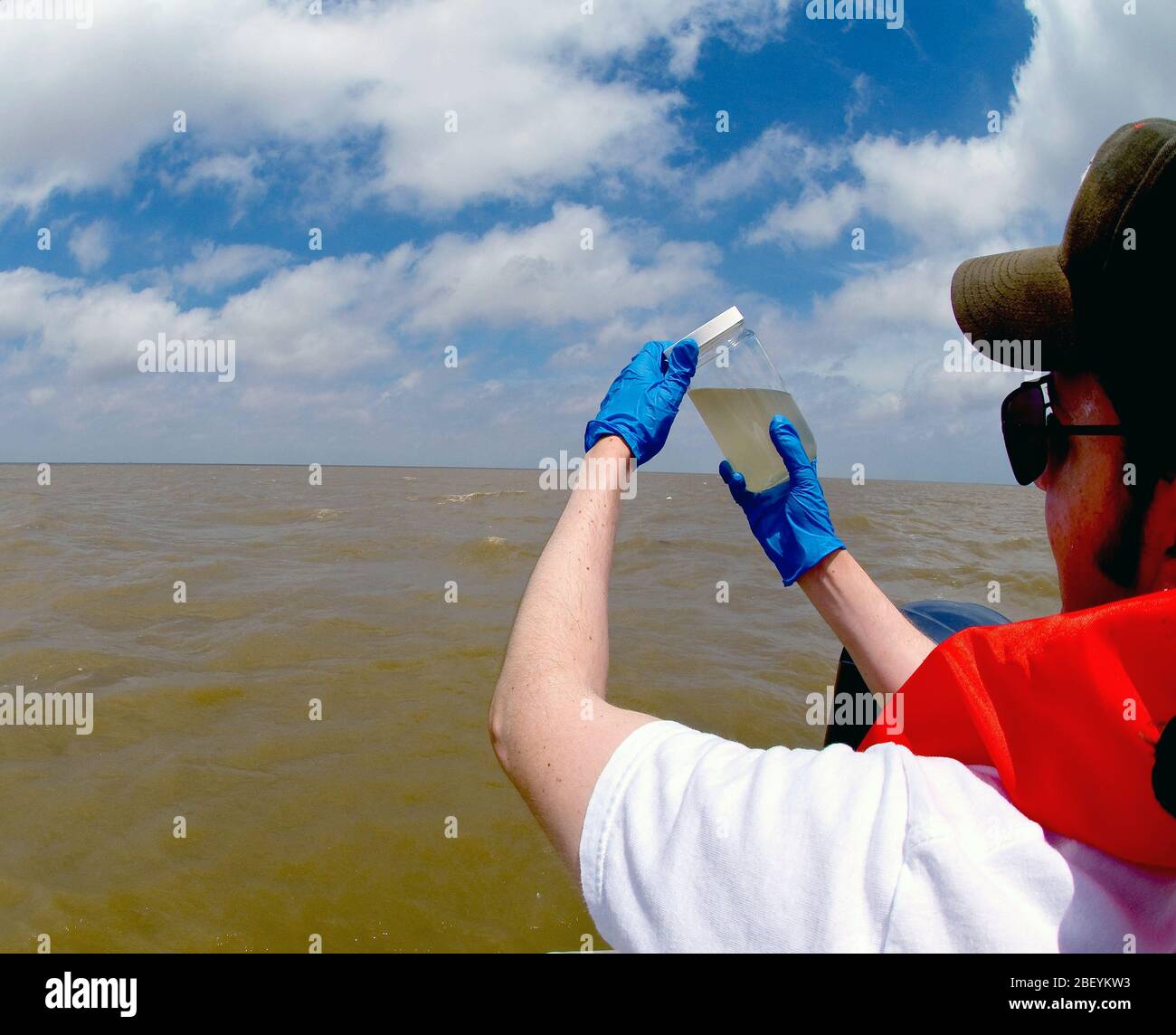 EPA contracter Nehmen einer Wasserprobe im Golf von Mexiko nach der 2010 BP Oil Spill Stockfoto