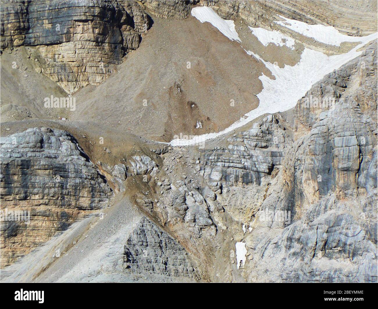Schneefeld im oberen Zirkus des westlichen Gletschers der Tofana, zwischen Tofana di Mezzo und Tofana di Dentro, den Dolomiten. Alpen. Stockfoto
