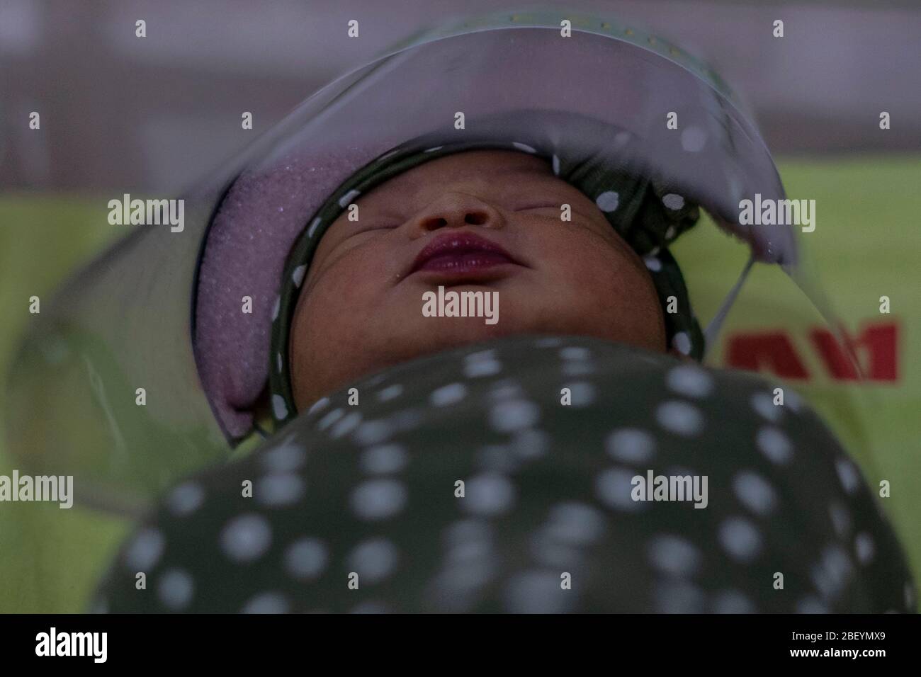 Bireuen, Aceh, Indonesien. April 2020. Ein neugeborenes Baby trägt einen Gesichtsschutz als Schutzmaßnahme inmitten der Angst vor der Coronavirus-Krankheit COVID-19 in einem Krankenhaus in Bireuen, Provinz Aceh. Jüngste Berichte über COVID-19-Fälle, Indonesier bestätigt 5.516 positive Fälle, 548 erholt mit 496 Toten. Kredit: Zikri Maulana/ZUMA Wire/Alamy Live News Stockfoto