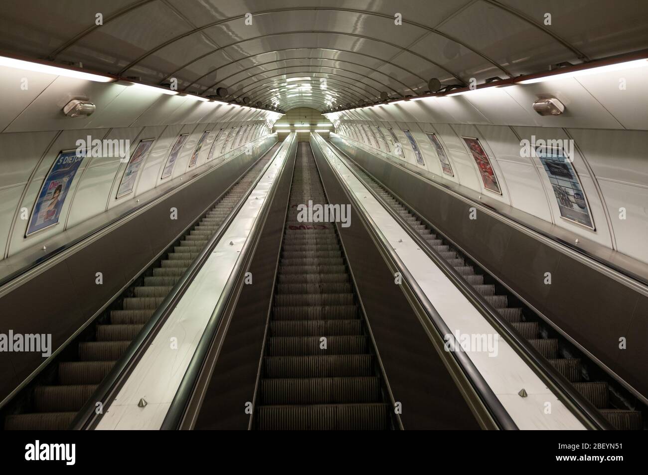 Prag, Tschechische Republik - 24. Januar 2010: Leere Treppe in der U-Bahn-Station von Pregue Stadt. Stockfoto