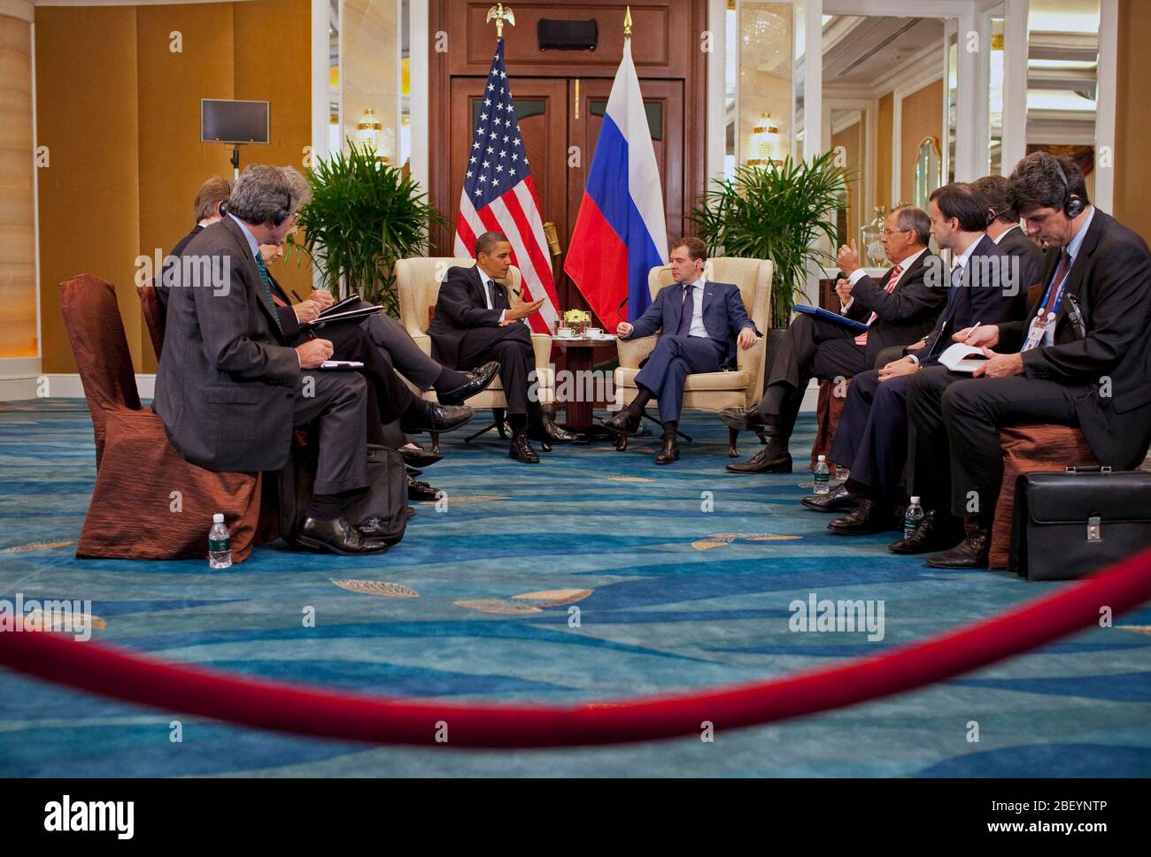 Präsident Barack Obama nimmt an einem bilateralen Treffen mit dem russischen Präsidenten Dmitri Medwedew im Shangri-La Hotel in Singapur, November 15, 2009. Stockfoto