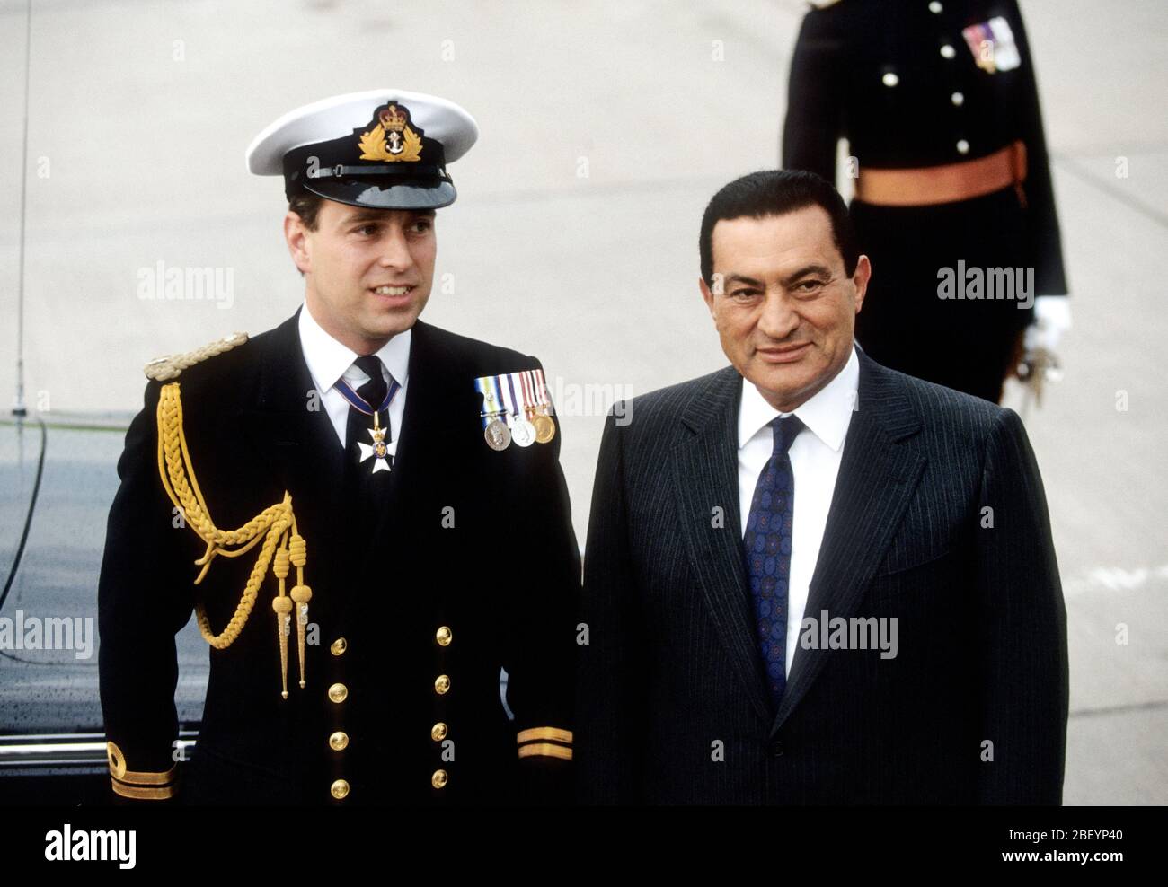 S.H. Prinz Andrew, Herzog von York, begrüßt Präsident Mubarak von Ägypten während seines Staatsbesuchs in Großbritannien Juli 1991 Stockfoto