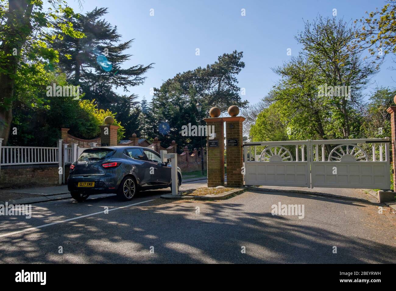 Auto betritt private Straße durch elektronische Tore. Kent, Großbritannien. Stockfoto