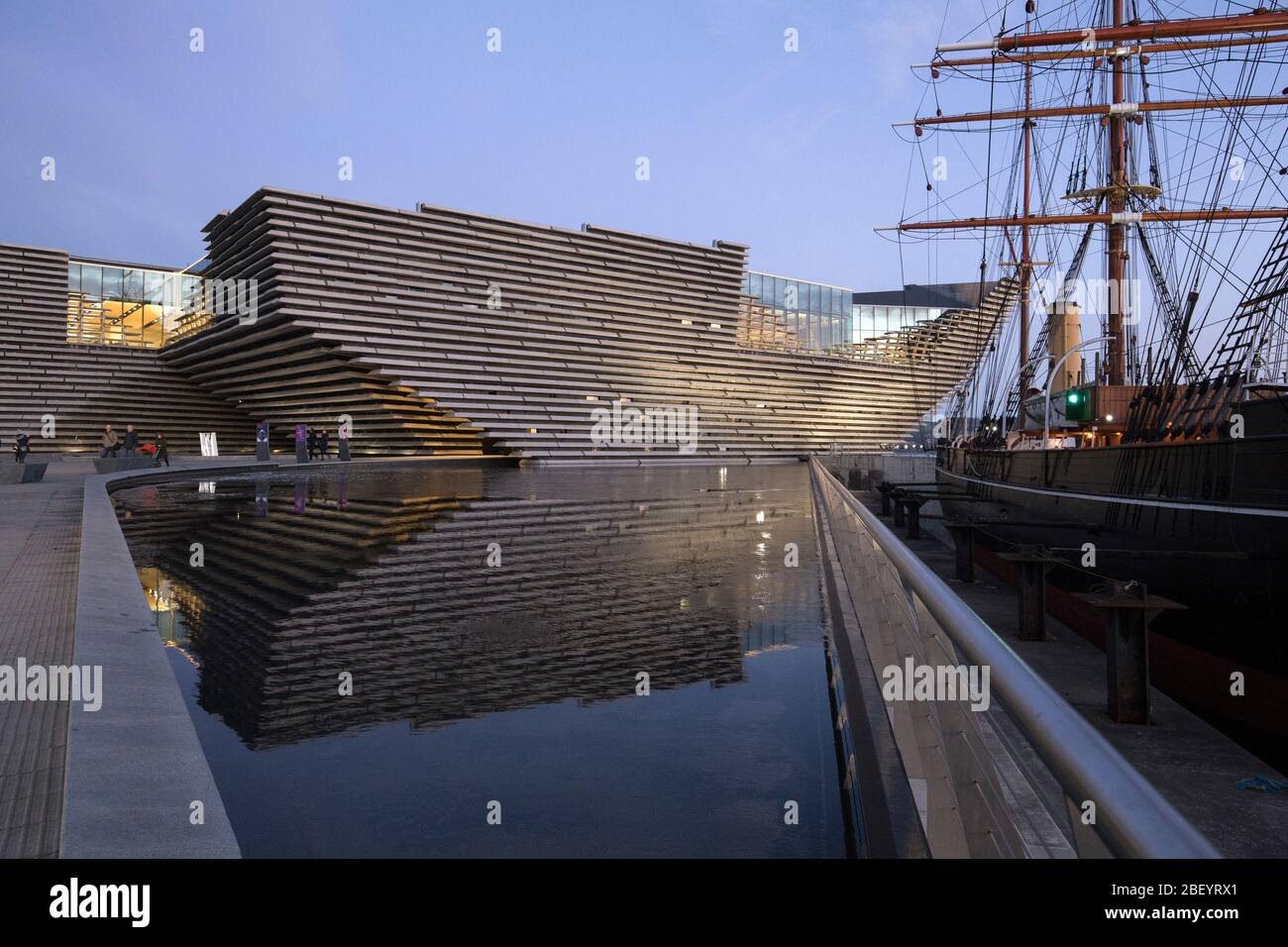 V&A Dundee das erste von Kengo Kuma entworfene Designmuseum in Schottland, das sich in der Riverside Esplanade, Dundee, Tayside, Schottland befindet Stockfoto