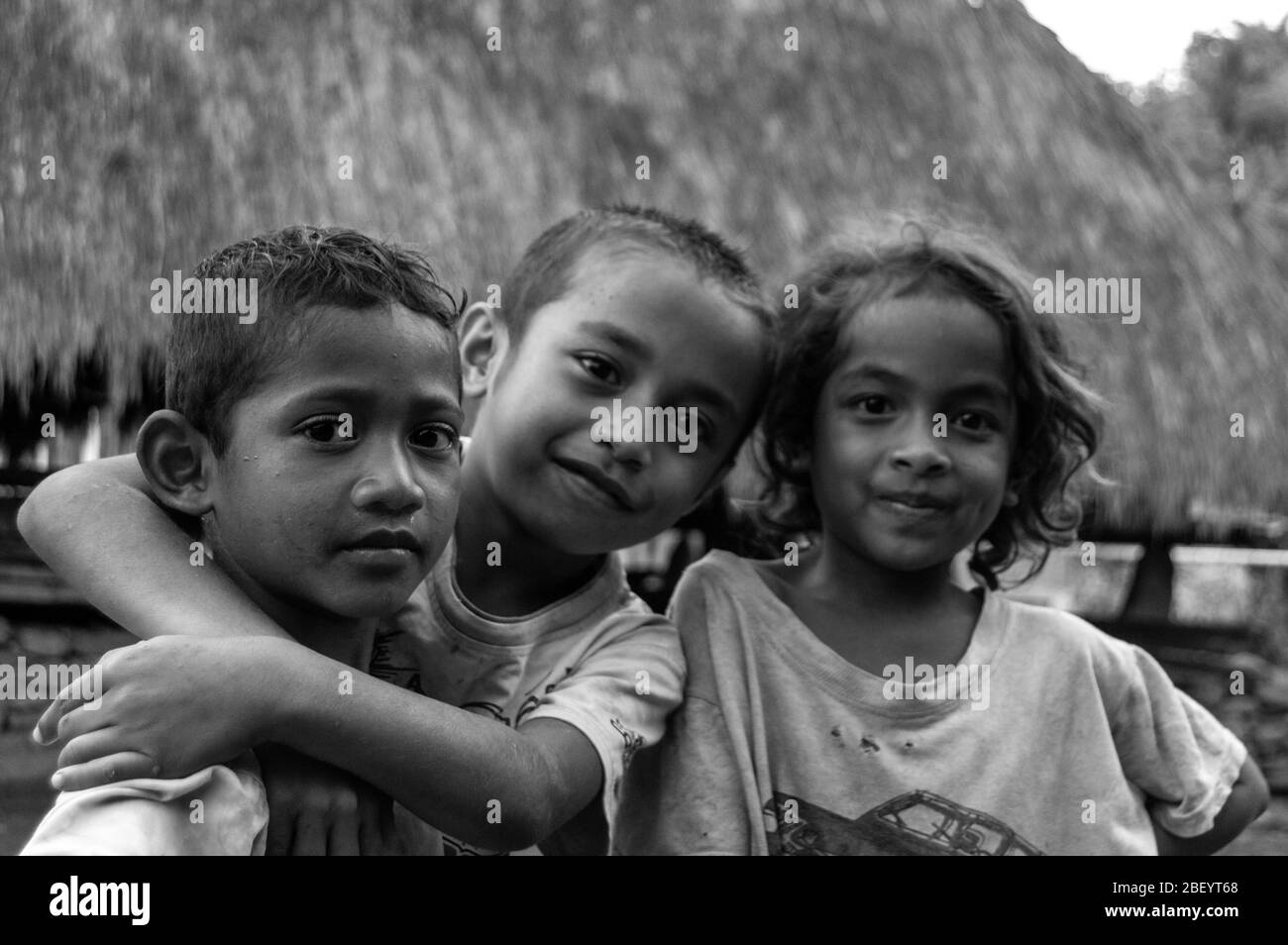 Kelimutu, Ost-Nusa Tenggara / Indonesien - Januar 13 2015: Porträt eines indonesischen Kindes in einem traditionellen Dorf. Schwarz-weiß Stockfoto