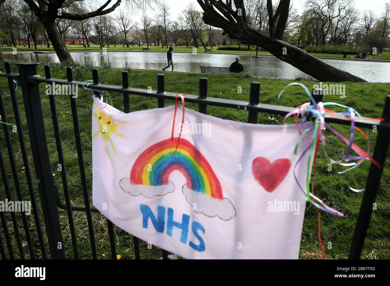 NHS-Tribute werden auf Kissenbezüge gemalt, die am Zaun des Elder Park in Glasgow befestigt sind, während Großbritannien weiterhin in der Sperre bleibt, um die Ausbreitung des Coronavirus einzudämmen. Stockfoto