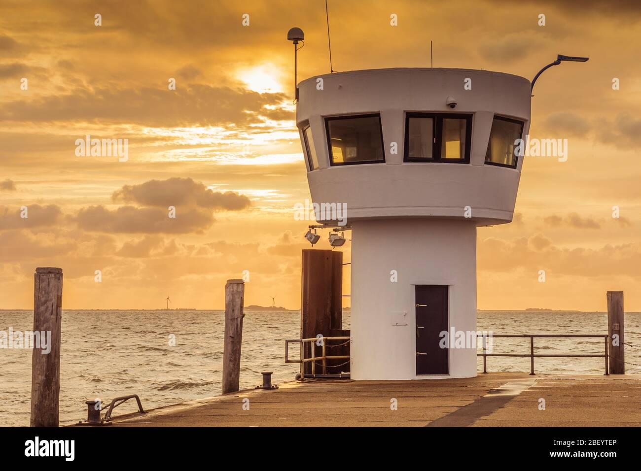 Leuchtturm am Hafen in Dagebuell bei Sonnenuntergang, Nordfriesland, Schleswig-Holstein, Deutschland Stockfoto