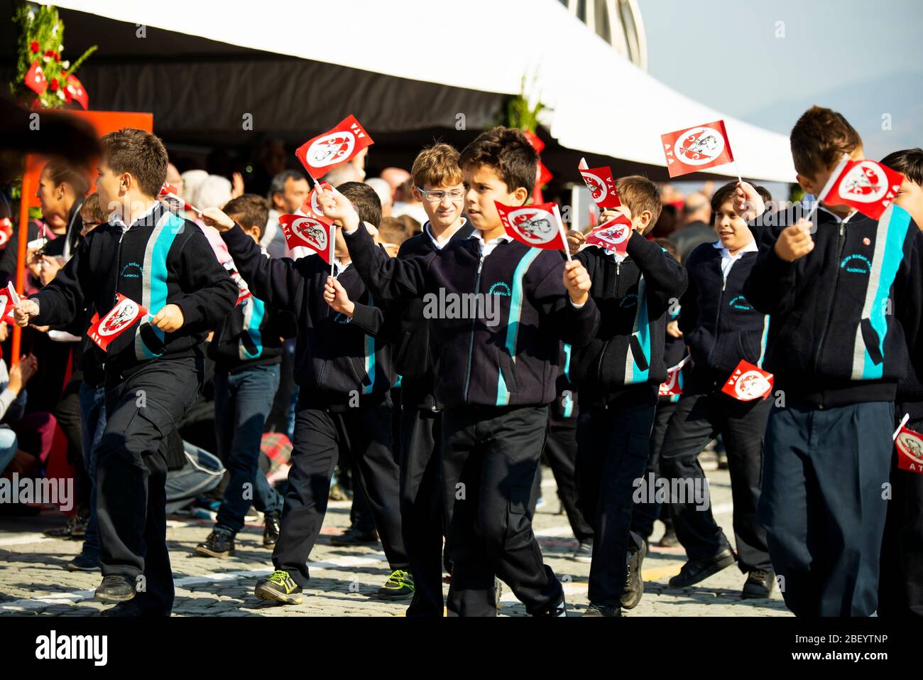 Izmir, Türkei - 29. Oktober 2016: Meliha Dogan Akad Schüler auf einem Spaziergang am Tag der Republik Türkei mit roten türkischen Flaggen mit ATA Wr Stockfoto