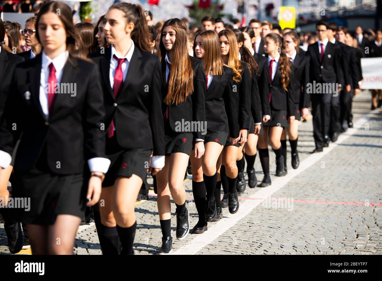 Izmir, Türkei - 29. Oktober 2016: Schülerinnen der Oberstufe gehen am Tag der Republik Türkei. Stockfoto