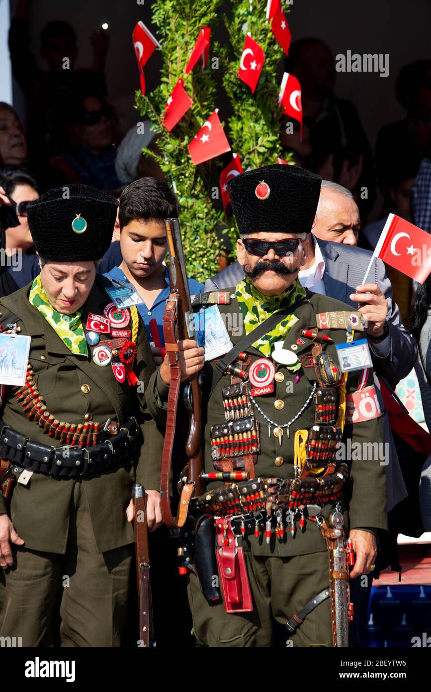 Izmir, Türkei - 29. Oktober 2016: Porträt von Celal Dolasir, dem Kriegsveteranen, mit seiner Uniform und seiner Frau. Er hat einen schönen und maskulinen Schnurrbart. O Stockfoto