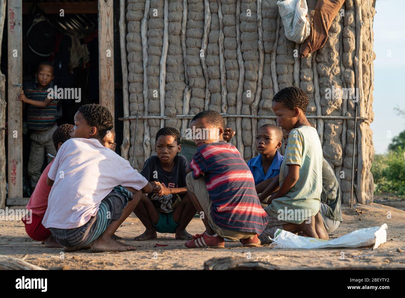 Junge Ju/hoansi-Jungen treffen sich, um in Nyae Nyae, Namibia, zu frühstücken. Stockfoto