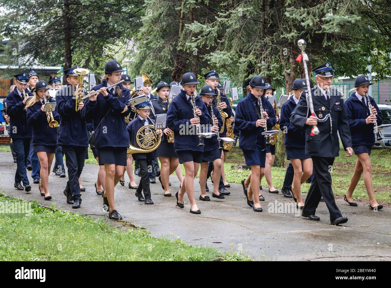 Orchester auf traditionellen Prozession rund um die Kirche während der Dozynki slawischen Ernte Festival in Rogow Dorf, Lodz Provinz von Polen Stockfoto