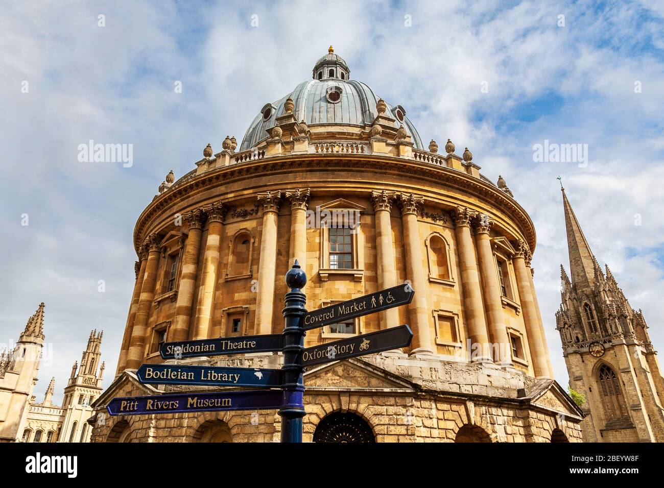 Ein Touristenschild vor der Radcliffe Camera der Oxford University, England Stockfoto
