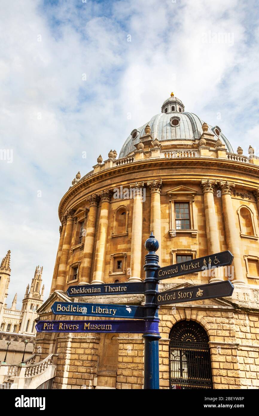 Ein Touristenschild vor der Radcliffe Camera der Oxford University, England Stockfoto
