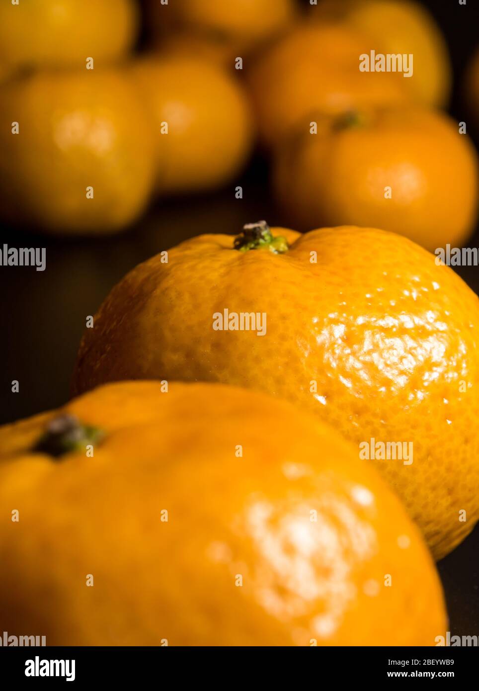 Nahaufnahme auf glänzender Oberfläche von frischen Orangenfrüchten Stockfoto