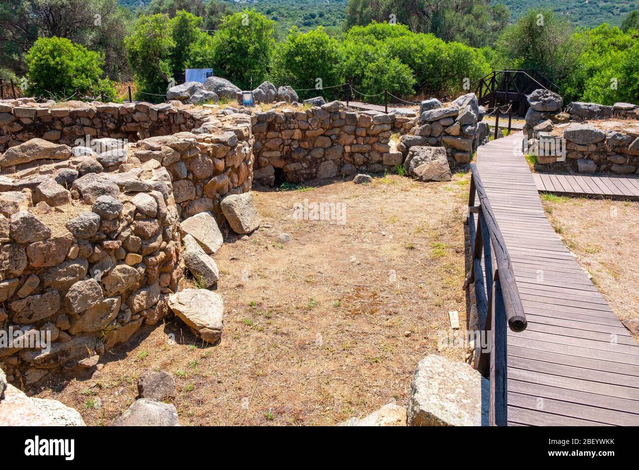 Arzachena, Sardinien / Italien - 2019/07/19: Archäologische Ruinen des nuraghischen Komplexes La Prisgiona - Nuraghe La Prisgiona - mit Reste von abgerundeten Steinen Stockfoto