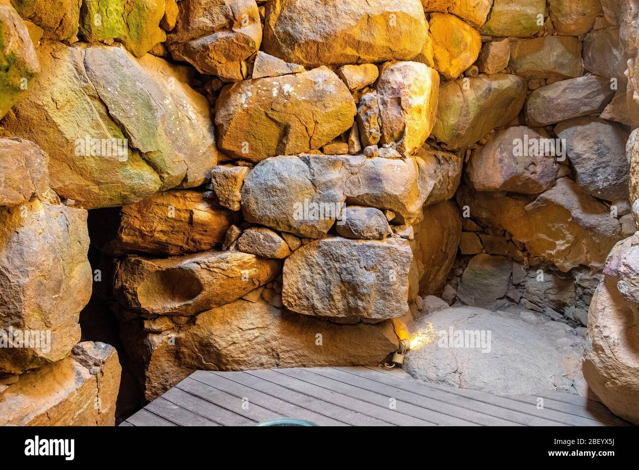 Arzachena, Sardinien / Italien - 2019/07/19: Archäologische Ruinen der nuraghischen Komplex La Prisgiona - Nuraghe La Prisgiona - mit Innenraum aus Stein Turm Stockfoto