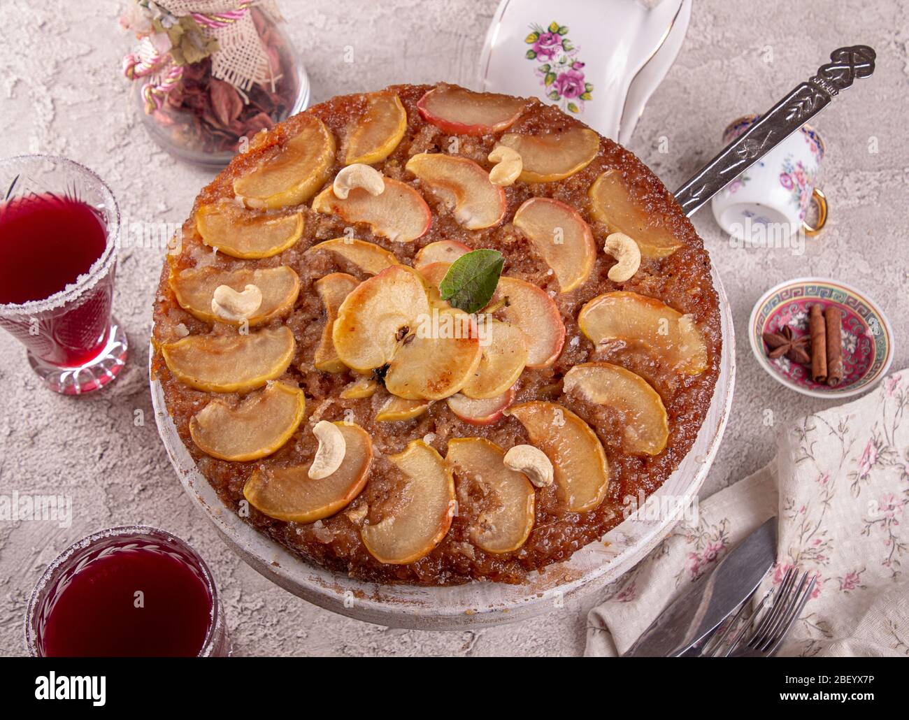 Französische süße pie Tarte tatin Apfelkuchen verkehrt herum auf grauem ...