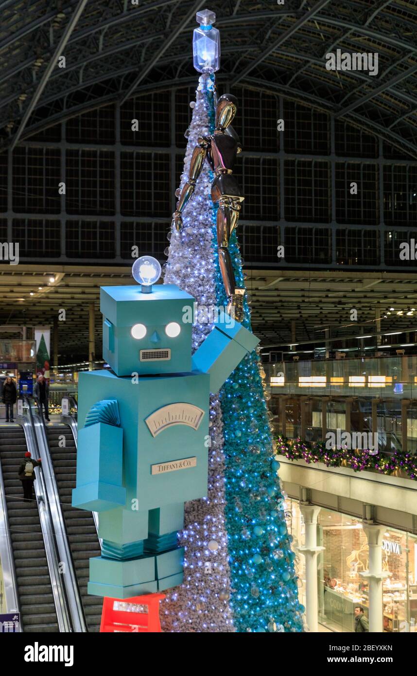 Der festliche Weihnachtsbaum und Roboter von Tiffany & Co. Bei St. Pancras International in London, Großbritannien Stockfoto
