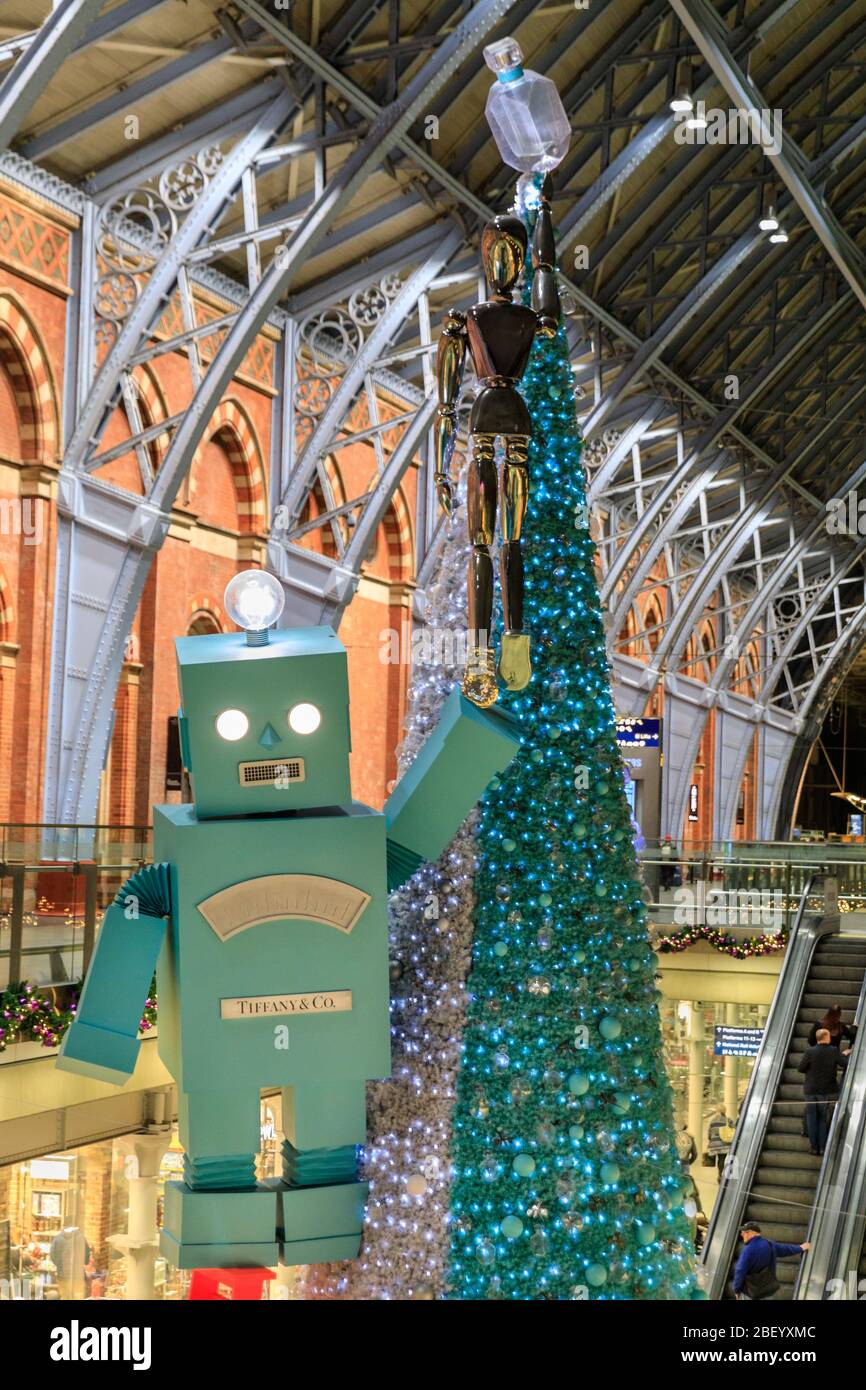 Der festliche Weihnachtsbaum und Roboter von Tiffany & Co. Bei St. Pancras International in London, Großbritannien Stockfoto