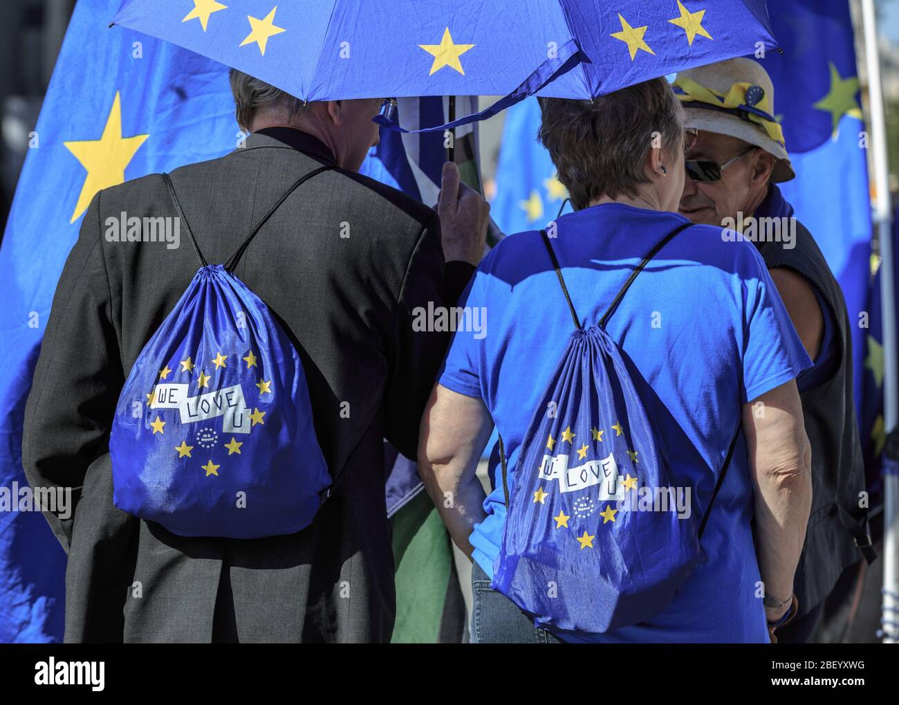 Pro EU, Anti-Brexit-Demonstranten mit "We Love EU Rucksäcken und Flaggen in Westminster, London Stockfoto