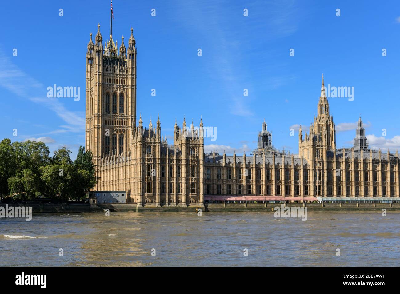 Der Palast von Westminster mit dem Wahrzeichen des Victoria Tower und dem House of Lords, Houses of Parliament von der Themse, London, Großbritannien Stockfoto