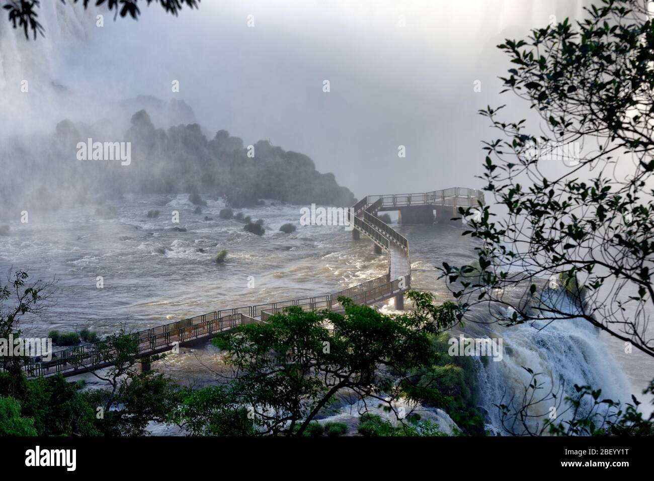 Starker Sprühnebel, der einen Nebel erzeugt, am frühen Morgen auf der Rachen-Aussichtsplattform von Devi, Iguacu fällt. Stockfoto